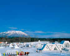 いわて雪まつりと岩手山